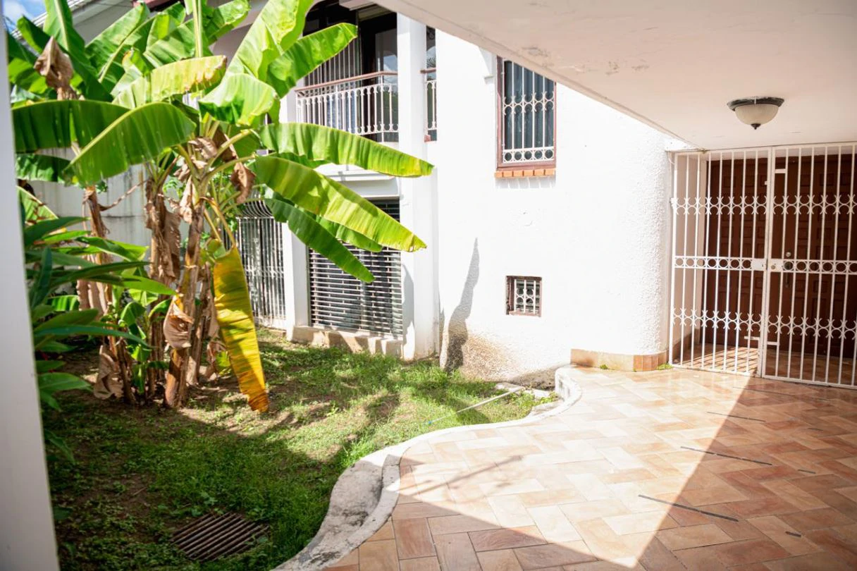 4-Level House for Sale in La Alameda - photo 3
