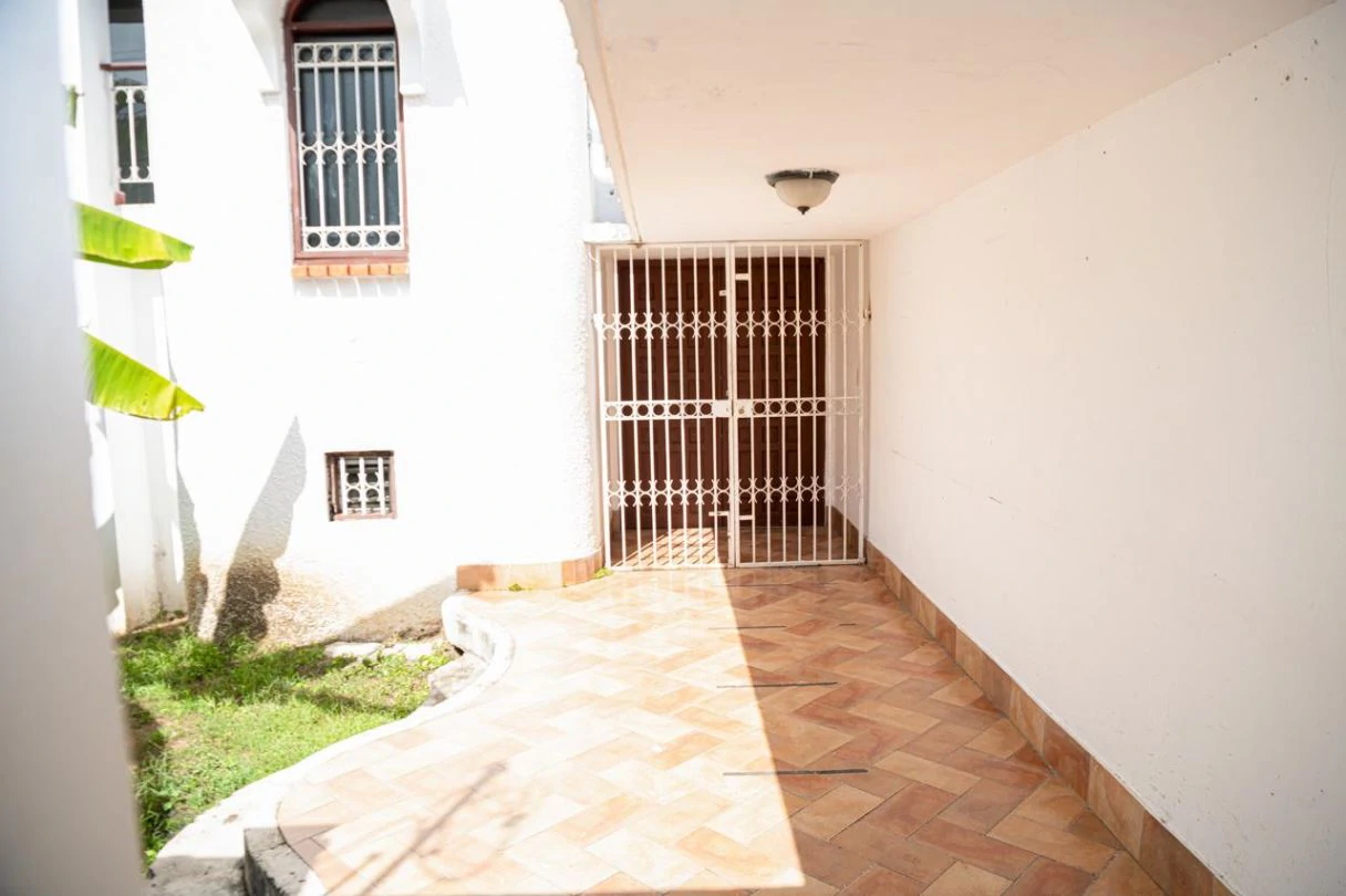 4-Level House for Sale in La Alameda - photo 2