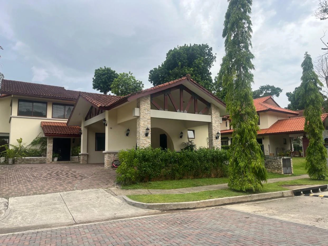 House for Sale in Clayton in Senderos de Cruces