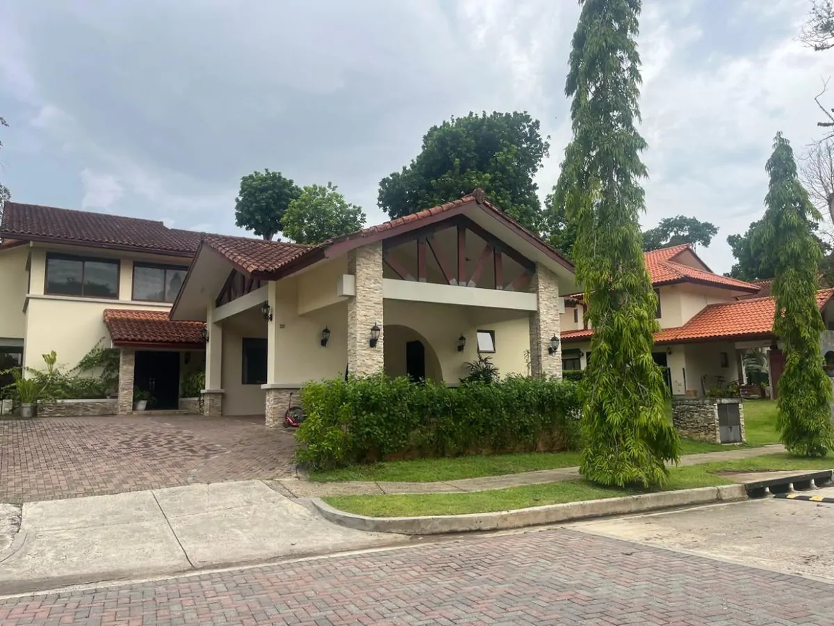 House for Sale in Clayton in Senderos de Cruces