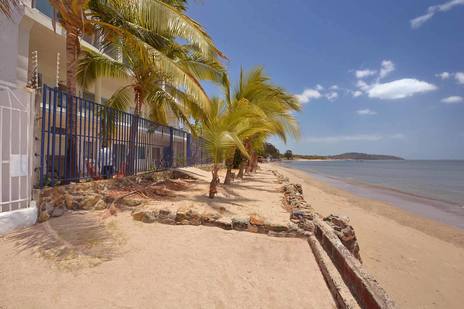 OCEANFRONT ITALIAN VILLA 20 minutes away - Gallery image 15