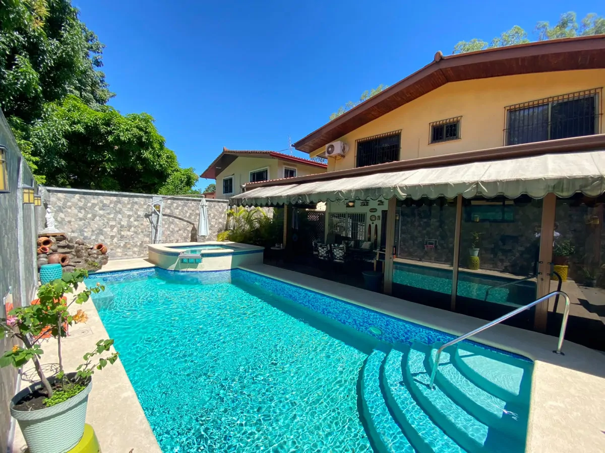 Family Home with a Pool and Jacuzzi. Just Bring Your Suitcases!