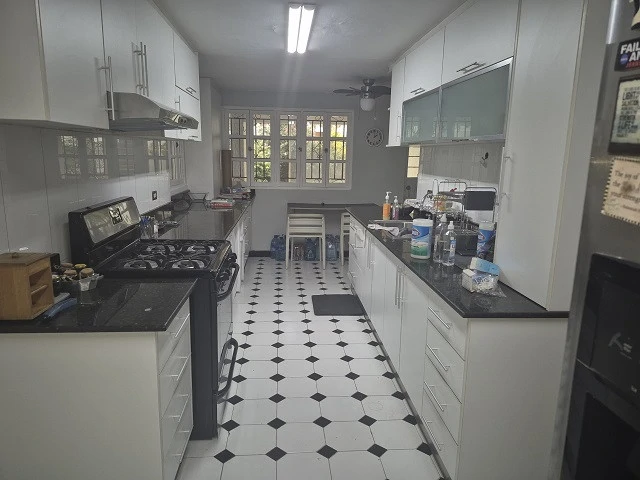 Beautiful Townhome in a Privileged Residential Area - photo 3