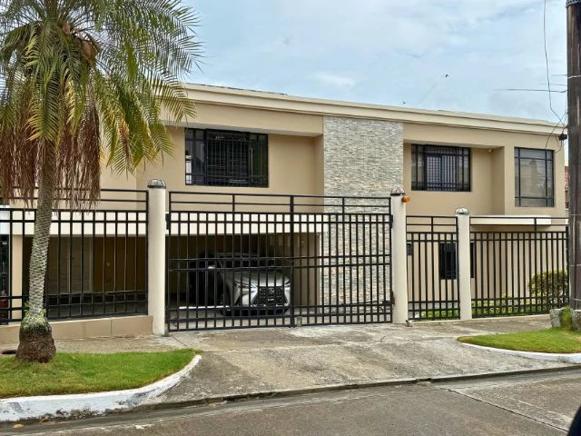 Dos Mares, Family Home with Large Garden and excellent price