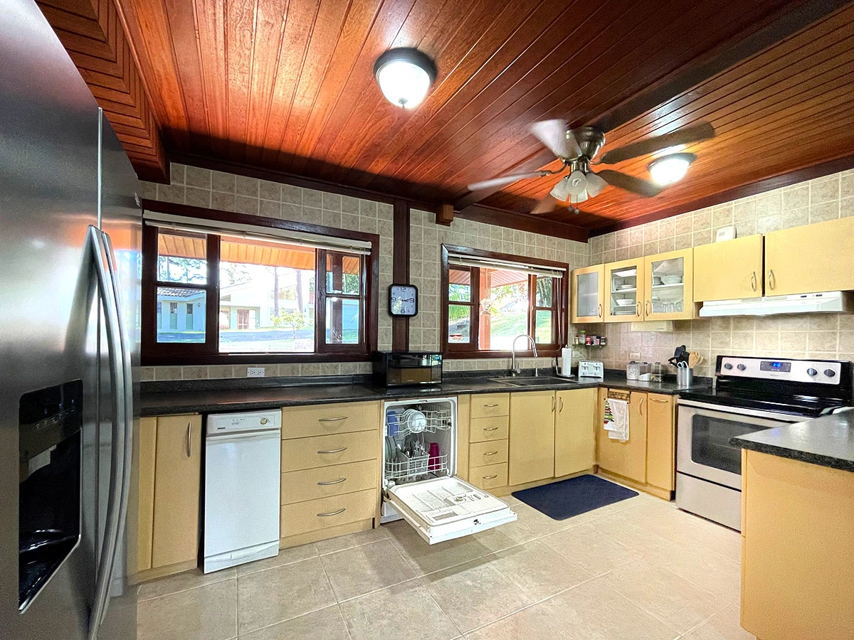 Amazing exotic-wood house 30 minutes from the city, now $299,000. - Gallery image 16
