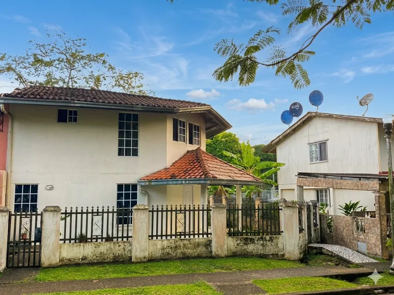 Family House in Gamboa - On the banks of the Panama Canal