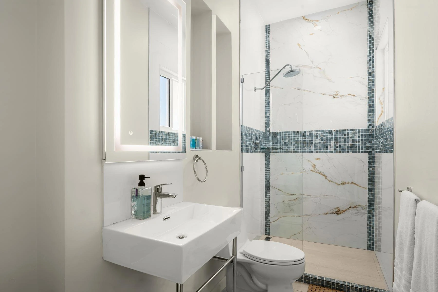 Blue Lotus & Golden Lotus - Gallery image 17