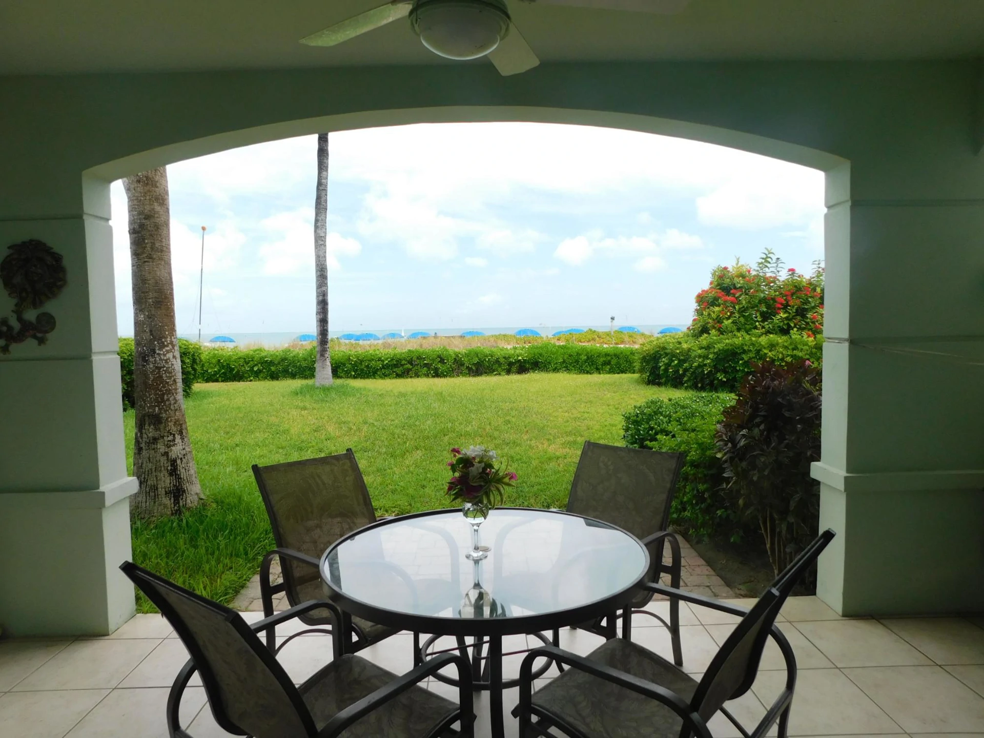 BEACH-LEVEL CORNER SUITE | RWI 115 - photo 10