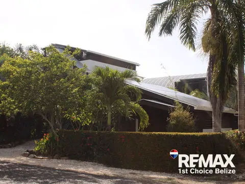 Beachfront Home in Plantation, Placencia