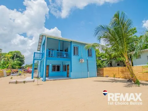 Tropical Sea View 3-Bedroom Home in the Heart of Hopkins
