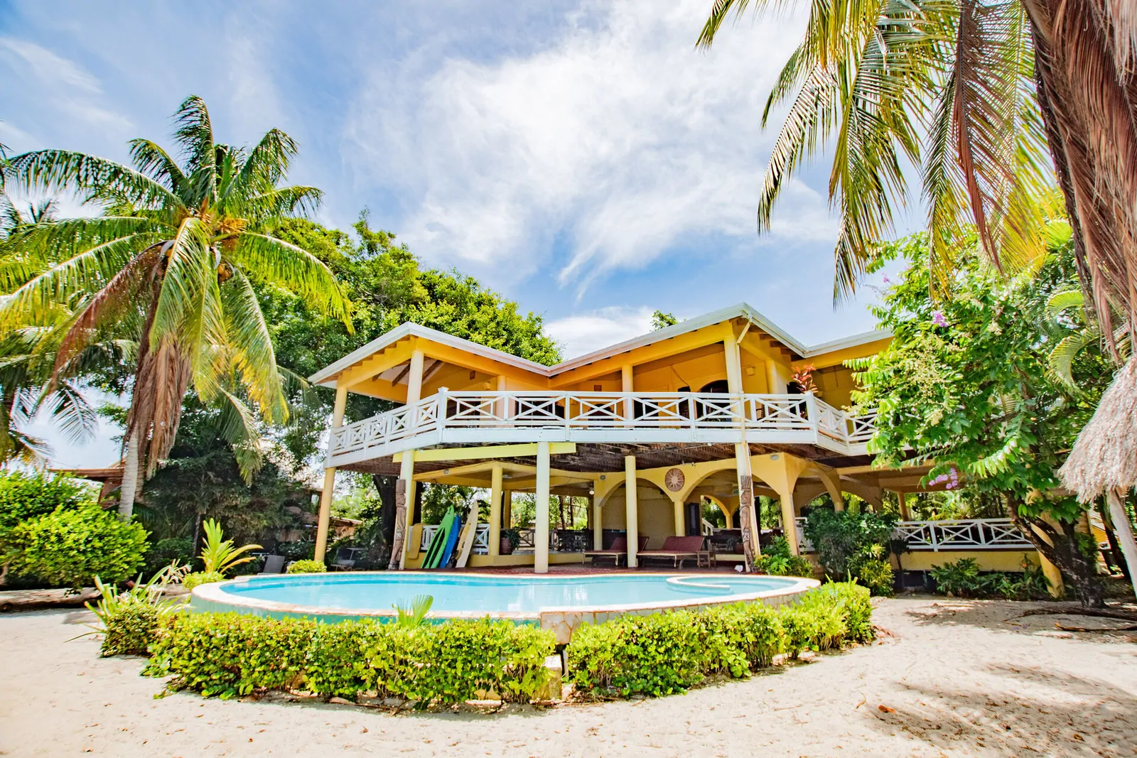 Casa Del Sol, Beachfront Villa with Infinity Pool in Placencia Village
