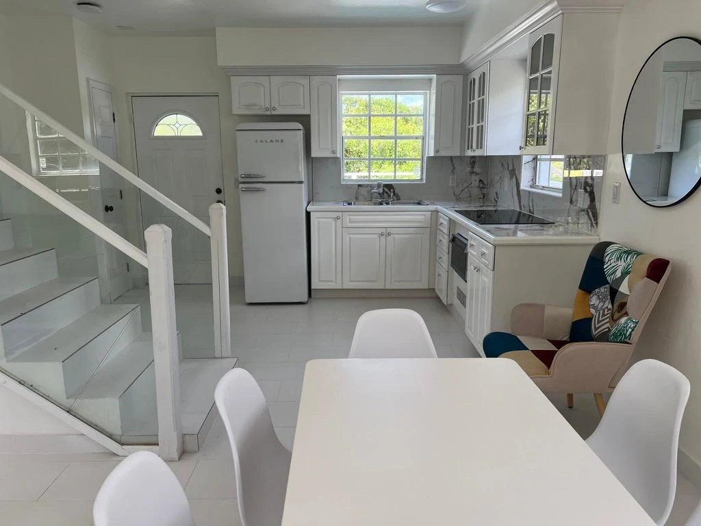 Charming Home in Leeward - Gallery image 9