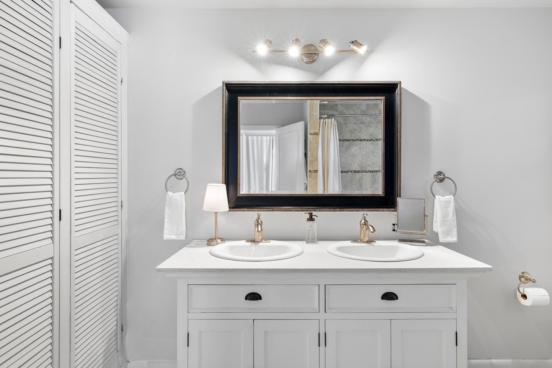 Canal Front Triplex- Great income opportunity - Gallery image 17