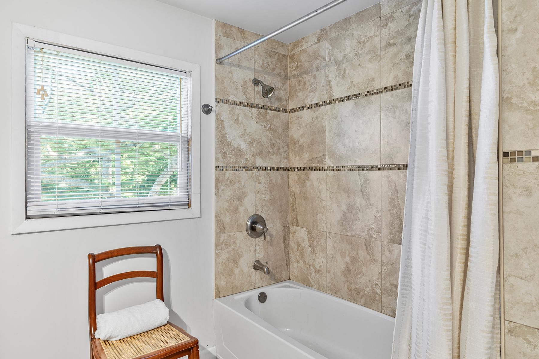 Canal Front Triplex- Great income opportunity - Gallery image 18